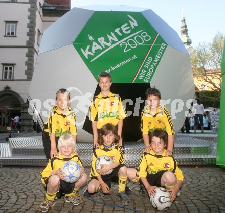 Pr?sentation der Fu?ball-Roadshow ? Enth?llung des begehbaren Fussballs. Klagenfurt, am 25.4.2007.
---
pressefotos, pressefotografie, kuess, qs, qspictures, sport, bild, bilder, bilddatenbank