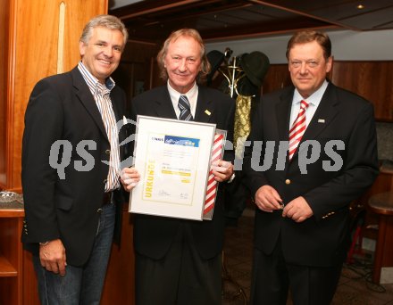 Ehrung ?sterreichischer Tennisverband. Dr. Hans Gradischnig wurde mit der Goldenen Ehrennadel des ?sterreichischen Tennisverbandes ausgezeichnet. Ronnie Leitgeb, Hans Gradischnig, Ernst Wolner (Pr?sident ?sterr. Tennisverband). St. Kanzian, am 24.3.2007.
Foto: Kuess 
---
pressefotos, pressefotografie, kuess, qs, qspictures, sport, bild, bilder, bilddatenbank