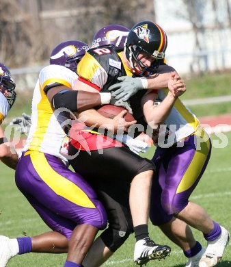 American Football. Carinthian Black Lions gegen Vienna Vikings. Luke Dugan (Black Lions). Villach, am 14.4.2007.
Foto: Kuess
---
pressefotos, pressefotografie, kuess, qs, qspictures, sport, bild, bilder, bilddatenbank