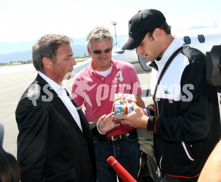 Tennis. Landeshauptmann Joerg Haider empfaengt Andy Roddick und Ronnie Leitgeb am Flughafen Klagenfurt. Ronnie Leitgeb. Klagenfurt, am 19.5.2007.
Foto: Kuess
---
pressefotos, pressefotografie, kuess, qs, qspictures, sport, bild, bilder, bilddatenbank