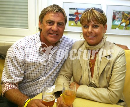 Fussball. Red Zac Liga. FC K?rnten gegen Kapfenberg. Trainer Walter Schachner mit Gattin Conny  (FCK). Klagenfurt, am 27.4.2007.
Foto: Kuess 
---
pressefotos, pressefotografie, kuess, qs, qspictures, sport, bild, bilder, bilddatenbank