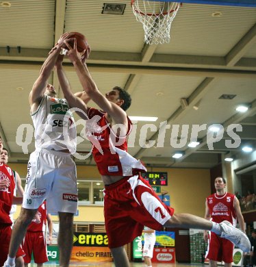 Basketball. Kelag W?rthersee Piraten gegen Lions Traiskirchen. Joachim Buggelsheim (Piraten), Davor Lamesic (Traiskirchen). Klagenfurt, 14.4.2007.
Foto. Kuess
---
pressefotos, pressefotografie, kuess, qs, qspictures, sport, bild, bilder, bilddatenbank