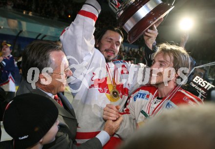 Eishockey Bundesliga. Finale. Red Bull Salzburg gegen VSV. Jubel Salzburg. Dieter Kalt sen. gratuliert Salzburg Kapit?n Dieter Kalt jun. Salzburg, am 5.4.2007.
Foto: Kuess
---
pressefotos, pressefotografie, kuess, qs, qspictures, sport, bild, bilder, bilddatenbank