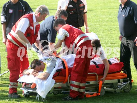 Fu?ball. 1. Klasse C. Maria Saal gegen Strassburg. Der verletzte Stra?burger Spieler wird von der Rettung ins Krankenhaus gebracht. Maria Saal, 14.4.2007.
Foto: Kuess
---
pressefotos, pressefotografie, kuess, qs, qspictures, sport, bild, bilder, bilddatenbank