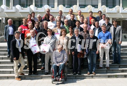 Abschlu? Sportbasislehrgang Uni Klagenfurt. Landeshauptmannstellvertreterin Gabi Schaunig, USI Direktor Franz Preiml, Thomas Brandauer, Dr. Robert Schmidhofer mit den Absolventen des Lehrganges. Klagenfurt, am 21.4.2007-.
Foto: Kuess
---
pressefotos, pressefotografie, kuess, qs, qspictures, sport, bild, bilder, bilddatenbank