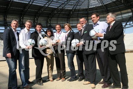 Pressekonferenz FCK neu. Gert Xander, Werner Pietsch, Mario Canori, Claudia Schlegel, J?rg Haider, Alexandra Slama, Josef Steindorfer, Walter Jarz, Harald Nessl, Karl Hanin. Klagenfurt, am 21.4.2007.
Foto: Kuess
---
pressefotos, pressefotografie, kuess, qs, qspictures, sport, bild, bilder, bilddatenbank