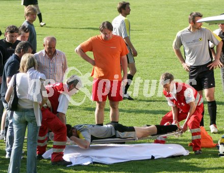 Fu?ball. 1. Klasse C. Maria Saal gegen Strassburg. Der verletzte Stra?burger Spieler wird von der Rettung ins Krankenhaus gebracht. Maria Saal, 14.4.2007.
Foto: Kuess
---
pressefotos, pressefotografie, kuess, qs, qspictures, sport, bild, bilder, bilddatenbank