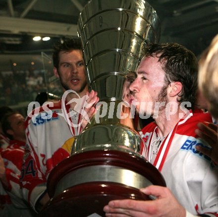 Eishockey Bundesliga. Finale. Red Bull Salzburg gegen VSV. Jubel Salzburg. Marco Pewal. Salzburg, am 5.4.2007.
Foto: Kuess
---
pressefotos, pressefotografie, kuess, qs, qspictures, sport, bild, bilder, bilddatenbank