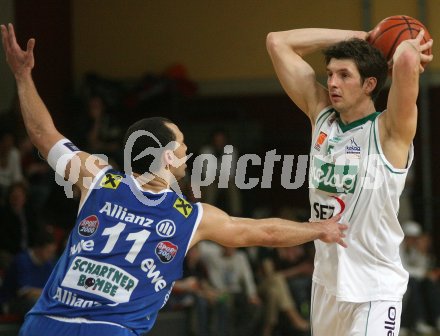 Basketball Bundesliga. W?rhersee Piraten gegen Gmunden. Selmir Husanovic (Piraten), Ian Boylan (Gmunden). Klagenfurt, am 7.4.2007.
Foto: Kuess
---
pressefotos, pressefotografie, kuess, qs, qspictures, sport, bild, bilder, bilddatenbank