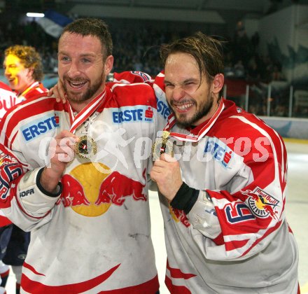 Eishockey Bundesliga. Red Bull Salzburg gegen VSV. Jubel Salzburg. Peter Kasper, Thomas Koch. Salzburg, am 5.4.2007.
Foto: Kuess
---
pressefotos, pressefotografie, kuess, qs, qspictures, sport, bild, bilder, bilddatenbank