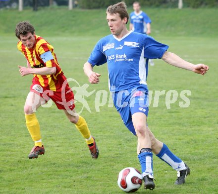 Fussball. K?rntner Liga. ATSV Wolfsberg gegen Lendorf. Rene Prieler (Wolfsberg), Franz Mussnig (Lendorf). Wolfsberg, am 8.4.2007.
Foto: Kuess
---
pressefotos, pressefotografie, kuess, qs, qspictures, sport, bild, bilder, bilddatenbank