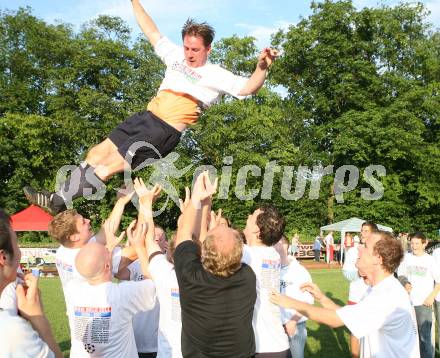 Fussball Unterliga Ost. KAC gegen DSG Sele/Zell.  Meisterjubel Zell. Der Torschütze zum 2:0 Mario Oraze wird gefeiert. Klagenfurt, am 10.6.2007.
Foto: Kuess
---
pressefotos, pressefotografie, kuess, qs, qspictures, sport, bild, bilder, bilddatenbank