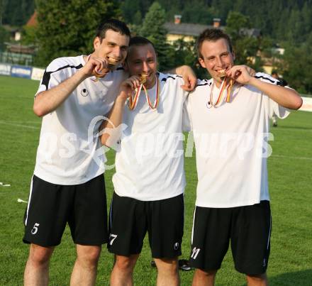 Fußball. Kärntner Liga. Bleiburg gegen St. Stefan L. Meisterjubel Bleiburg. Sinisa Pismetrovic, Veliu Arianit, Michael Mulyk. Bleiburg, am 9.6.2007.
Foto: Kuess

---
pressefotos, pressefotografie, kuess, qs, qspictures, sport, bild, bilder, bilddatenbank