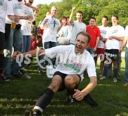 Fussball Unterliga Ost. KAC gegen DSG Sele/Zell.  Meisterjubel Zell. Kasatschok von Alois Sadjak. Klagenfurt, am 10.6.2007.
Foto: Kuess
---
pressefotos, pressefotografie, kuess, qs, qspictures, sport, bild, bilder, bilddatenbank