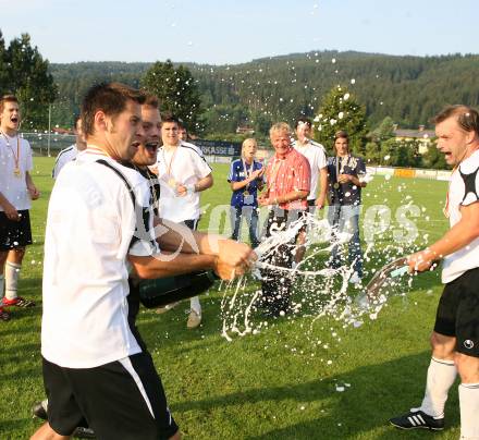Fußball. Kärntner Liga. Bleiburg gegen St. Stefan L. Meisterjubel Bleiburg. Sektdusche. Bleiburg, am 9.6.2007.
Foto: Kuess

---
pressefotos, pressefotografie, kuess, qs, qspictures, sport, bild, bilder, bilddatenbank