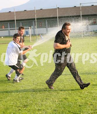 Fußball. Kärntner Liga. Bleiburg gegen St. Stefan L. Meisterjubel Bleiburg. Sektdusche für Obmann Slanitsch Josef. Bleiburg, am 9.6.2007.
Foto: Kuess

---
pressefotos, pressefotografie, kuess, qs, qspictures, sport, bild, bilder, bilddatenbank