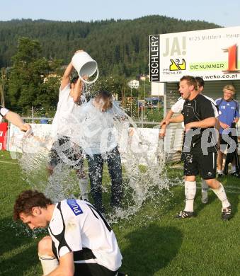 Fußball. Kärntner Liga. Bleiburg gegen St. Stefan L. Wasserdusche für Trainer Miha Kreutz. Bleiburg, am 9.6.2007.
Foto: Kuess

---
pressefotos, pressefotografie, kuess, qs, qspictures, sport, bild, bilder, bilddatenbank