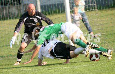 Fussball. Kaerntner Liga. Bleiburg gegen St. Stefan/Lav. Rok Pavlicic (Bleiburg), Igor Plisic, Gerhard Schrammel (St.Stefan). Bleiburg, am 9.6.2007.
Foto: Kuess 
---
pressefotos, pressefotografie, kuess, qs, qspictures, sport, bild, bilder, bilddatenbank
