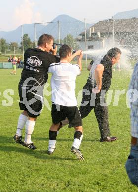 Fußball. Kärntner Liga. Bleiburg gegen St. Stefan L. Meisterjubel Bleiburg. Sektdusche. Bleiburg, am 9.6.2007.
Foto: Kuess

---
pressefotos, pressefotografie, kuess, qs, qspictures, sport, bild, bilder, bilddatenbank