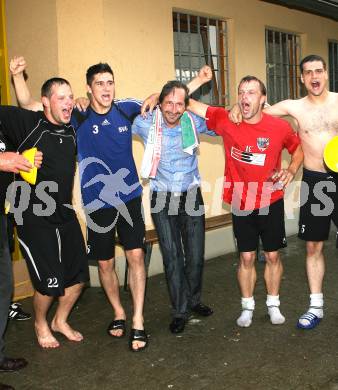 Fußball. Kärntner Liga. Bleiburg gegen St. Stefan L. Meisterjubel Bleiburg. Die Meisterdusche auch fuer Sportlandesrat Wolfgang Schantl. Bleiburg, am 9.6.2007.
Foto: Kuess

---
pressefotos, pressefotografie, kuess, qs, qspictures, sport, bild, bilder, bilddatenbank