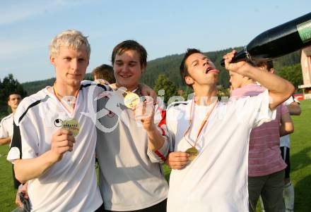 Fußball. Kärntner Liga. Bleiburg gegen St. Stefan L. Meisterjubel Bleiburg. Rene Partl, Boschitz Mario, Petschnig Mario. Bleiburg, am 9.6.2007.
Foto: Kuess

---
pressefotos, pressefotografie, kuess, qs, qspictures, sport, bild, bilder, bilddatenbank