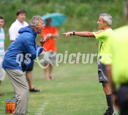 Fussball. OEFB Cup. Spittal gegen WAS/St. Andrae. Schiedsrichter Karl Stark verweist Trainer Peter Hrstic (WAC) von der Trainerbank. Seeboden, am 27.7.2007.
Foto: Kuess
---
pressefotos, pressefotografie, kuess, qs, qspictures, sport, bild, bilder, bilddatenbank