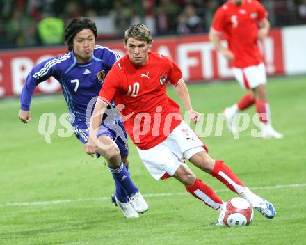 Fussball. Laenderspiel Oesterreich gegen Japan. Christoph Leitgeb (Oesterreich), Yasuhito Endo (Japan). Klagenfurt, am 7.9.2007.
Foto: Kuess
---
pressefotos, pressefotografie, kuess, qs, qspictures, sport, bild, bilder, bilddatenbank