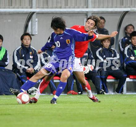 Fussball. Laenderspiel Oesterreich gegen Japan. Joachim Standfest (Oesterreich), Shunsuke Nakamura (Japan).  Klagenfurt, am 7.9.2007.
Foto: Kuess
---
pressefotos, pressefotografie, kuess, qs, qspictures, sport, bild, bilder, bilddatenbank