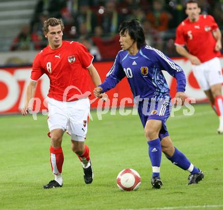 Fussball. Laenderspiel Oesterreich gegen Japan. Juergen Saeumel (Oesterreich), Shunsuke Nakamura (Japan). Klagenfurt, am 7.9.2007.
Foto: Kuess
---
pressefotos, pressefotografie, kuess, qs, qspictures, sport, bild, bilder, bilddatenbank