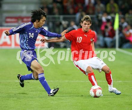 Fussball. Laenderspiel Oesterreich gegen Japan. Christoph Leitgeb (Oesterreich), Kengo Nakamura (Japan). Klagenfurt, am 7.9.2007.
Foto: Kuess
---
pressefotos, pressefotografie, kuess, qs, qspictures, sport, bild, bilder, bilddatenbank