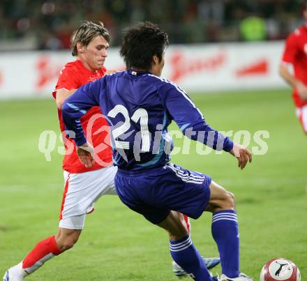 Fussball. Laenderspiel Oesterreich gegen Japan. Christoph Leitgeb (Oesterreich), Akira Kaji (Japan).  Klagenfurt, am 7.9.2007.
Foto: Kuess
---
pressefotos, pressefotografie, kuess, qs, qspictures, sport, bild, bilder, bilddatenbank
