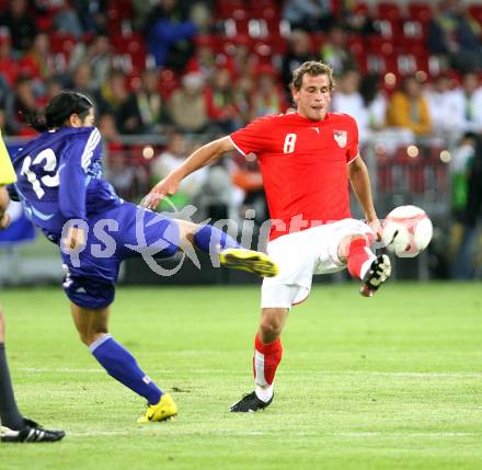 Fussball. Laenderspiel Oesterreich gegen Japan. Juergen Sauemel (Oesterreich), Keita Suzuki (Japan).  Klagenfurt, am 7.9.2007.
Foto: Kuess
---
pressefotos, pressefotografie, kuess, qs, qspictures, sport, bild, bilder, bilddatenbank