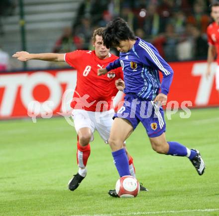 Fussball. Laenderspiel Oesterreich gegen Japan. Juergen Saeumel (Oesterreich), Shunsuke Nakamura (Japan).  Klagenfurt, am 7.9.2007.
Foto: Kuess
---
pressefotos, pressefotografie, kuess, qs, qspictures, sport, bild, bilder, bilddatenbank