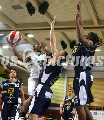 Basketball Bundesliga. Woerthersee Piraten gegen Team Panthers Fuerstenfeld. Melvin Creddle (Piraten), Dustin Brown, Michael Fraser (Fuerstenfeld). Klagenfurt, am 14.10.2007.
Foto: Kuess
---
pressefotos, pressefotografie, kuess, qs, qspictures, sport, bild, bilder, bilddatenbank