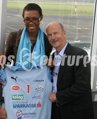 Ankunft am Flughafen in Laibach.  Holness Tasha Sherline, Dorfer Erwin (Praesidiumsmitglied). Flughafen Brnik, 13.10.2007
Foto: Kuess
---
pressefotos, pressefotografie, kuess, qs, qspictures, sport, bild, bilder, bilddatenbank