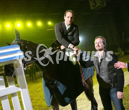 Reiten. Fest der Pferde. Robert Puck (Oesterreich) auf Real Eagle, Sportlandesrat Wolfgang Schantl. Klagenfurt, am 28.10.2007.
Foto: Kuess
---
pressefotos, pressefotografie, kuess, qs, qspictures, sport, bild, bilder, bilddatenbank