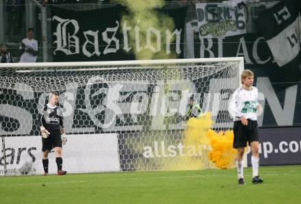 Fussball Bundesliga. T-Mobile. SK Austria Kaernten gegen SK Puntigamer Sturm Graz. Bengalische feuer flogen aus dem Sturm Fansektor auf das Spielfeld. Andreas Schranz, Manuel Weber (Kaernten). Klagenfurt, am 3.11.2007.
Foto: Kuess
---
pressefotos, pressefotografie, kuess, qs, qspictures, sport, bild, bilder, bilddatenbank