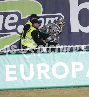 Fussball Bundesliga. T-Mobile. SK Austria Kaernten gegen SK Sturm Graz. Ein Sturm Fan wird von der Security abgefuehrt. Klagenfurt, am 25.2.2008.
Copyright Kuess

---
pressefotos, pressefotografie, kuess, qs, qspictures, sport, bild, bilder, bilddatenbank