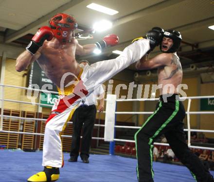 Kickboxen. Vollkontakt. Oesterreichische Meisterschaft. Bernhard Sussitz (rot), Christoph Steinlechner. Klagenfurt, am 5.7.2008.
Foto: Kuess


---
pressefotos, pressefotografie, kuess, qs, qspictures, sport, bild, bilder, bilddatenbank