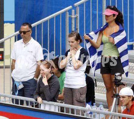 Beachvolleyball. Grand Slam 2008. HUBER Alexanders Freundin Barbara Schmerlaib zittert mit. Klagenfurt, 31.7.2008.
Copyright Kuess

---
pressefotos, pressefotografie, kuess, qs, qspictures, sport, bild, bilder, bilddatenbank
