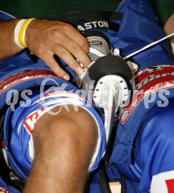 EBEL Eishockey Bundesliga. Trainingsstart VSV. Featute. Schnueren eines Eisschuhes. Villach, am 4.8.2008.
Foto: Kuess

---
pressefotos, pressefotografie, kuess, qs, qspictures, sport, bild, bilder, bilddatenbank