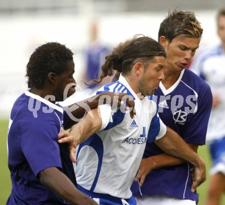 Fussball Regionalliga, FC Kaernten gegen FC St. Veit. Makanda Mpaka, Salih Alic (FCK), Bostjan Gritzold (St. Veit). Klagenfurt, am 8.8.2008.
Foto: Kuess

---
pressefotos, pressefotografie, kuess, qs, qspictures, sport, bild, bilder, bilddatenbank