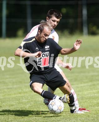 Fussball Kaerntner Liga.ATUS Ferlach gegen SVG Bleiburg. Adnan Bajric (Ferlach), Daniel Canzi (Bleiburg).Ferlach, am 9.8.2008.
Foto: Kuess

---
pressefotos, pressefotografie, kuess, qs, qspictures, sport, bild, bilder, bilddatenbank