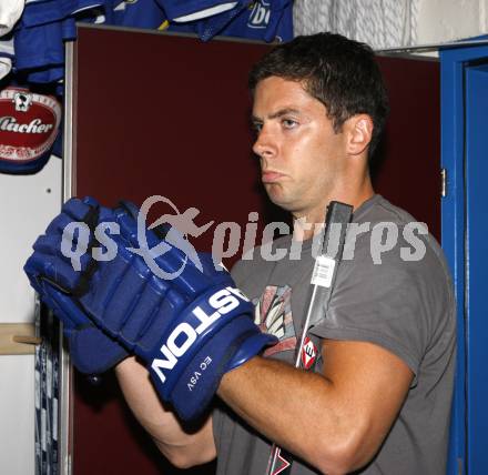 Eishockey Bundesliga. Training VSV. Dan Cavanaugh beim Anprobieren der Handschuhe. Villach, am 15.8.2008.
Foto: Kuess

---
pressefotos, pressefotografie, kuess, qs, qspictures, sport, bild, bilder, bilddatenbank
