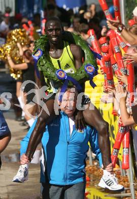 Halbmarathon. Kaernten laeuft. Zieleinlauf. Sieger Kiprop Francis, LHStv. Gerhard Doerfler. Klagenfurt, 24.8.2008
Foto. Kuess

---
pressefotos, pressefotografie, kuess, qs, qspictures, sport, bild, bilder, bilddatenbank