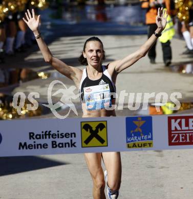 Halbmarathon. Kaernten laeuft. Zieleinlauf. Siegerin Kalovic Aniko (HUN). Klagenfurt, 24.8.2008
Foto. Kuess
---
pressefotos, pressefotografie, kuess, qs, qspictures, sport, bild, bilder, bilddatenbank