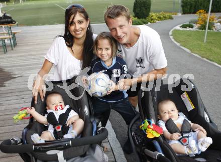 Fussball Bundesliga. SK Austria Kaernten Training. Thomas Riedl mit Familie. Moosburg, am 26.8.2008.
Foto: Kuess
---
pressefotos, pressefotografie, kuess, qs, qspictures, sport, bild, bilder, bilddatenbank