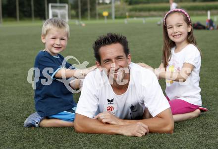 Fussball Bundesliga. SK Austria Kaernten Training. Matthias Dollingers verletzter Rücken wird von seinen Kindern massiert. Moosburg, am 26.8.2008.
Foto: Kuess
---
pressefotos, pressefotografie, kuess, qs, qspictures, sport, bild, bilder, bilddatenbank