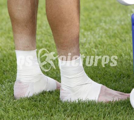 Fussball tipp3 Bundesliga. Training SK Austria Kaernten. Manuel Weber. Einbandagierte Fuesse. Tape. Moosburg, am 26.8.2008.
Foto: Kuess
---
pressefotos, pressefotografie, kuess, qs, qspictures, sport, bild, bilder, bilddatenbank