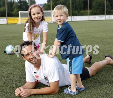 Fussball Bundesliga. SK Austria Kaernten Training. Matthias Dolingers verletzter Ruecken wird von seinen Kindern massiert. Moosburg, am 26.8.2008.
Foto: Kuess
---
pressefotos, pressefotografie, kuess, qs, qspictures, sport, bild, bilder, bilddatenbank